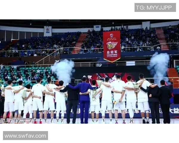 队友齐心协力为姚明发声展现团结精神与友谊力量